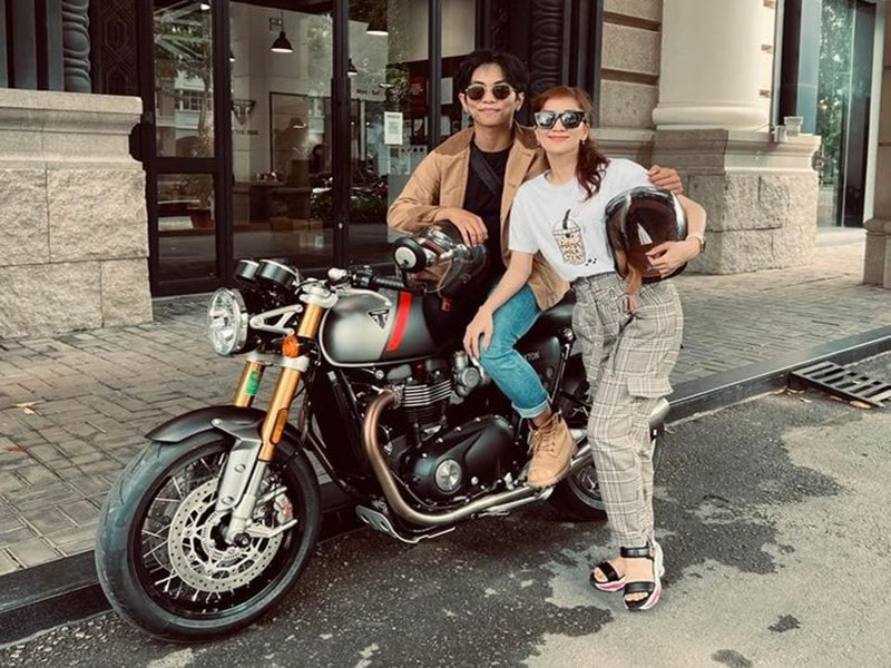 Nhận được quà từ Khánh Thi, Phan Hiển chia sẻ: "Sau 5 năm mới rước được em nó về. Cảm ơn món quà đặc biệt đến từ sếp vợ”. Ảnh: FBNV