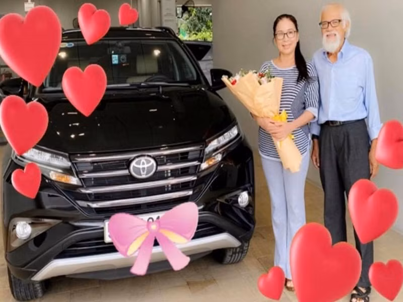 Nghệ sĩ Kim Xuân mừng sinh nhật ông xã bằng xe hơi. Ảnh: Yan