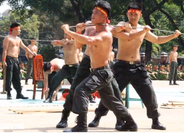 Dùng yết hầu uốn thanh sắt thành nhiều vòng.