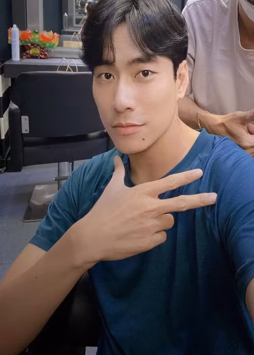 Ngày còn gắn bó với bạn gái hơn 18 tuổi, Kiều Minh Tuấn cố gắng già đi. 1 năm qua, nam diễn viên lột xác ngoại hình. Ảnh: FBNV