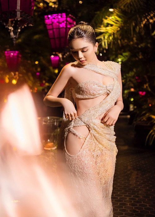 Về ồn ào bị nhãn hàng tố mặc váy nhái đi biển, Ngọc Trinh cho biết, vì cần gấp nên cô nhờ stylist thực hiện bộ cánh thay vì đặt mua.