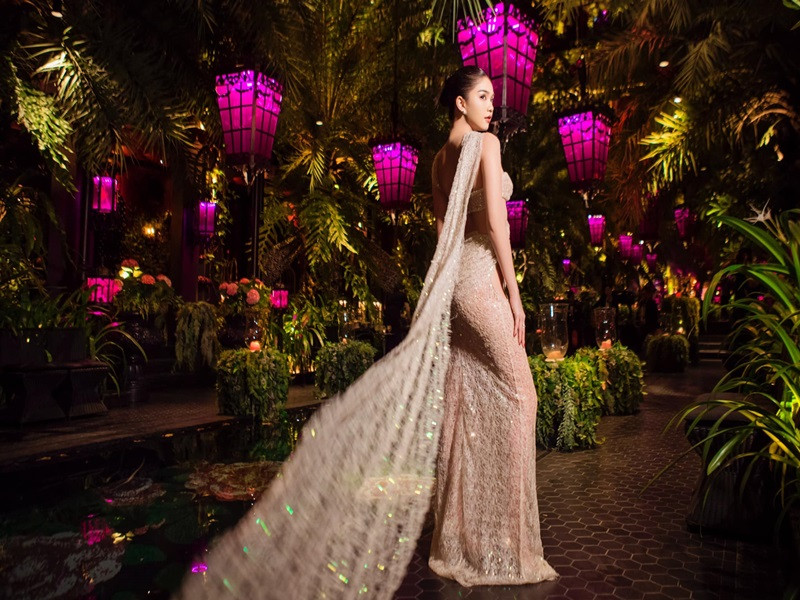 Thay vì lên tiếng về lời tố của L.K, Ngọc Trinh chọn cách ngó lơ. Mới nhất, nữ người mẫu có động thái khoe ảnh dự tiệc sinh nhật của một người anh thân thiết.