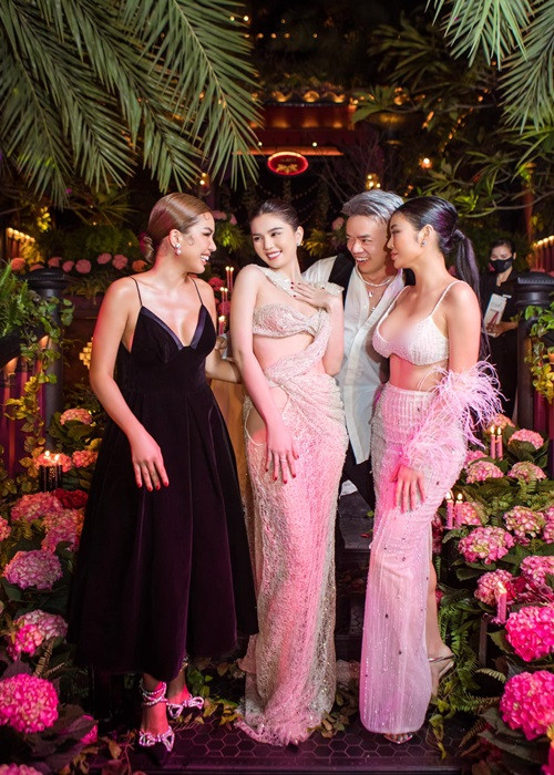 Giữa ồn ào váy nhái, nữ người mẫu đến từ Trà Vinh vẫn cập nhật hình ảnh trên mạng xã hội như thường thấy.