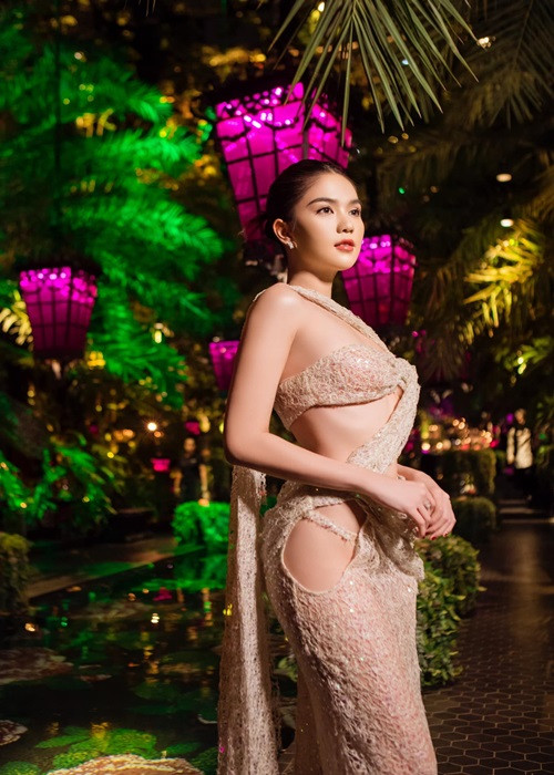 Chân dài gốc Trà Vinh khoe body gợi cảm với váy áo hở bạo.