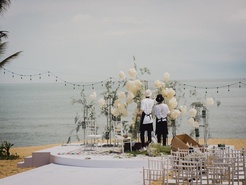 Theo Zing, Ngô Thanh Vân - Huy Trần dự kiến tổ chức lễ thành hôn vào buổi sáng ngày 8/5 nhưng do buổi tối đã tổ chức tiệc độc thân, để đảm bảo sức khỏe cho khách mời, cặp đôi quyết định gộp chung lễ thành hôn và tiệc cưới.