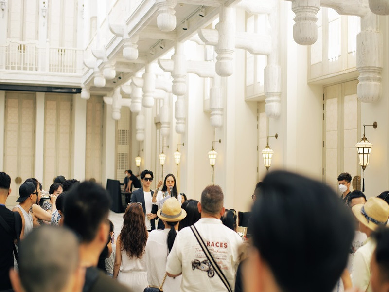 "Cám ơn gia đình lớn đã không quản đường xa đến chúc phúc cho hai đứa", Ngô Thanh Vân chia sẻ.