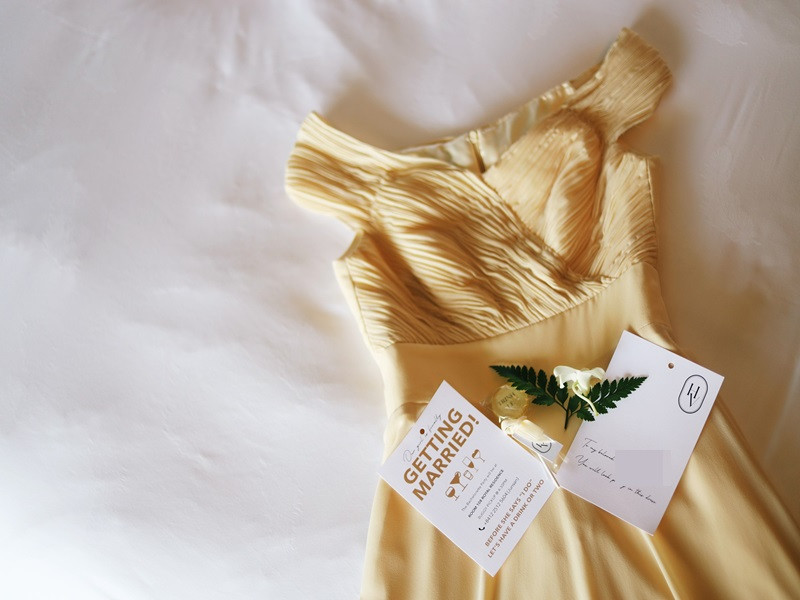 Những món quà đầu tiên mà vợ chồng Ngô Thanh Vân dành cho khách mời là váy hoặc vest (phù dâu, phù rể), bánh ngọt, thuốc giải rượu.