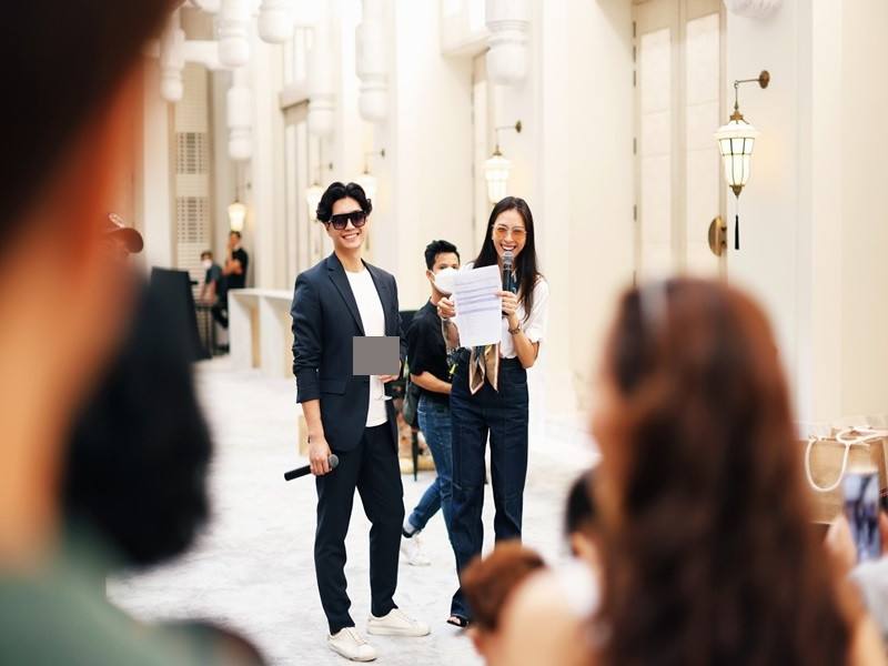 Cặp đôi mong rằng những món quà nhỏ cho khách mời sẽ thay những lời cám ơn chân thành và trân trọng nhất mà cả hai muốn gửi đến với gia đình, bạn bè và người thân.