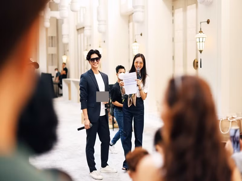 Cặp đôi mong rằng những món quà nhỏ cho khách mời sẽ thay những lời cám ơn chân thành và trân trọng nhất mà cả hai muốn gửi đến với gia đình, bạn bè và người thân.