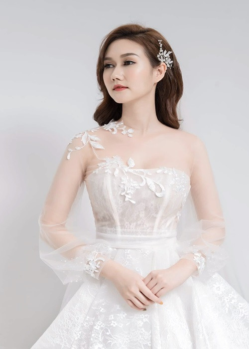 Theo lời Hương Giang, cô và chồng cũ vẫn gặp nhau vì con. “Nếu vô tình bạn gặp tôi ở ngoài kia cùng 1 người đàn ông và 1 đứa trẻ, đừng ngạc nhiên, đó là gia đình của tôi”, cô chia sẻ. Ảnh: FBNV