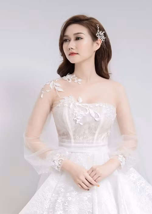 Theo lời Hương Giang, cô và chồng cũ vẫn gặp nhau vì con. “Nếu vô tình bạn gặp tôi ở ngoài kia cùng 1 người đàn ông và 1 đứa trẻ, đừng ngạc nhiên, đó là gia đình của tôi”, cô chia sẻ. Ảnh: FBNV