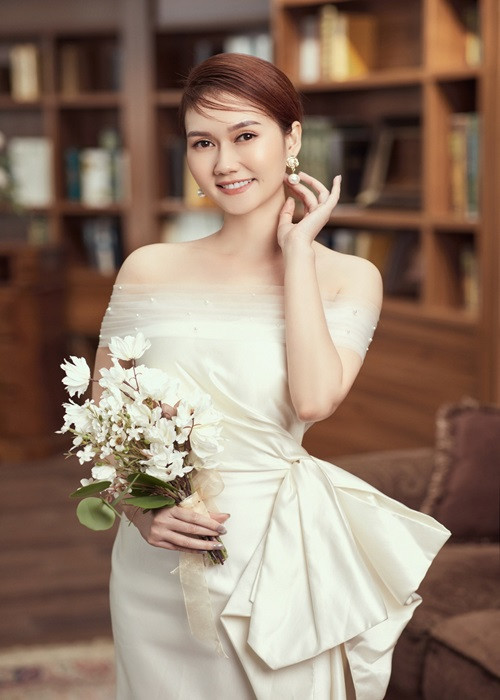 Hương Giang hé lộ mối quan hệ với chồng cũ vào năm 2017: “Khi sự đổ vỡ đến chúng tôi không lựa chọn trở thành kẻ thù, chúng tôi lựa chọn thành “người thân” vì chúng tôi đặt tình yêu dành cho con cái lên trên cảm xúc cá nhân. Chúng tôi có trách nhiệm với con cái và chính bản thân mình! Tôi viết những dòng này bằng tất cả sự tôn trọng và niềm cảm kích dành cho “người ấy” - người vẫn luôn đồng hành cùng cuộc đời tôi nhưng giờ đây là ở 1 vị trí khác”. Ảnh: FBNV