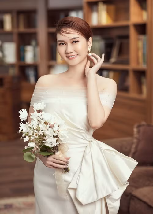 Hương Giang hé lộ mối quan hệ với chồng cũ vào năm 2017: “Khi sự đổ vỡ đến chúng tôi không lựa chọn trở thành kẻ thù, chúng tôi lựa chọn thành “người thân” vì chúng tôi đặt tình yêu dành cho con cái lên trên cảm xúc cá nhân. Chúng tôi có trách nhiệm với con cái và chính bản thân mình! Tôi viết những dòng này bằng tất cả sự tôn trọng và niềm cảm kích dành cho “người ấy” - người vẫn luôn đồng hành cùng cuộc đời tôi nhưng giờ đây là ở 1 vị trí khác”. Ảnh: FBNV