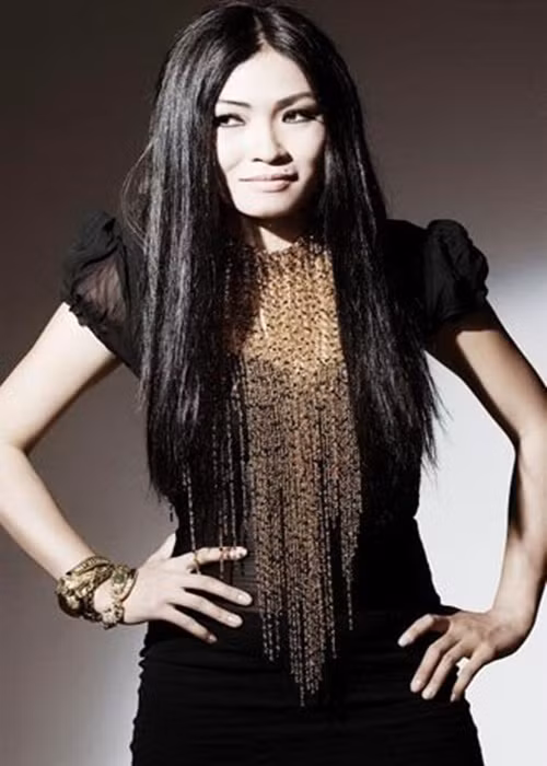 Thu nhập “khủng” từ ca hát giúp "chị Chanh" có thể mua sắm những hàng hiệu có giá cả chục nghìn USD cách đây khoảng chục năm mà nhiều người phải mơ ước. Ảnh: FBNV