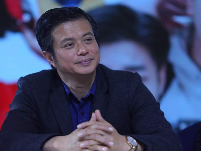 Năm 2014, chia sẻ trên Phụ nữ TP HCM, Bá Anh cho biết, anh và vợ yêu nhau từ khi anh mới tốt nghiệp ĐH Sân khấu - Điện ảnh. Tình yêu của hai người kéo dài suốt chín năm vì vợ bận hoàn tất hai bằng đại học, còn anh tranh thủ lấy thêm bằng ĐH Mỹ thuật.