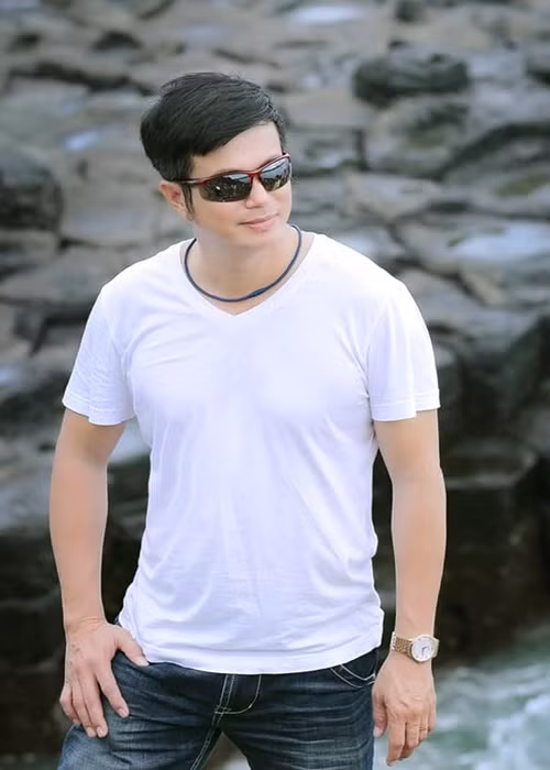 Tự nhận bản thân đằm tính hơn bà xã nên Bá Anh thường chấp nhận “nhún”, chờ khi bà xã qua cơn nóng, anh bình tĩnh nhắc lại chuyện đã qua để vợ chồng cùng “rút kinh nghiệm”.