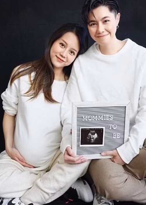 Cuối năm 2020, An Nguy thông báo tin vui đang mang thai con của cô và người yêu đồng giới Alex. Tháng 3/2021, An Nguy sinh con gái đầu lòng. Nhóc tì nhà An Nguy tên thật là Thiên Ý và tên thân mật là Bay. Ảnh: Instagram