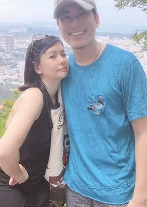 Sau lùm xùm, Kiều Minh Tuấn- Cát Phượng gắn bó được 3 năm thì âm thầm đường ai nấy đi. Thông tin chia tay mới đây được phía Cát Phượng chia sẻ. Cô cho biết, Kiều Minh Tuấn là người đề nghị chia tay vì lý do không hợp. Cát Phượng đồng ý kết thúc mối quan hệ sau 12 năm gắn bó. Ảnh: FBNV