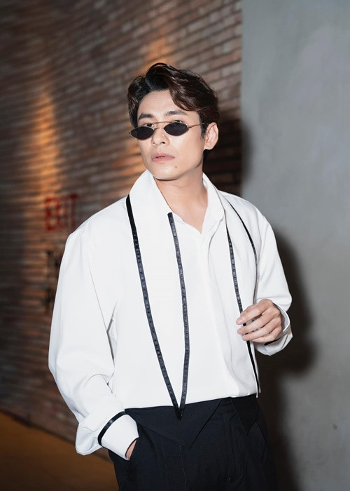 Sau ồn ào tình cảm năm 2018, để lấy lại danh tiếng, Kiều Minh Tuấn lao vào hoạt động nghệ thuật. Anh tham gia liên tiếp các phim như: “Hạnh phúc của mẹ”, “Anh trai yêu quái”, “Nắng 3”, “Tiệc trăng máu”, “Chìa khóa trăm tỷ”, “Nghề siêu dễ”. Nam diễn viên chỉ chia sẻ về sự nghiệp, hạn chế nhắc đến chuyện tình cảm. Ảnh: FBNV