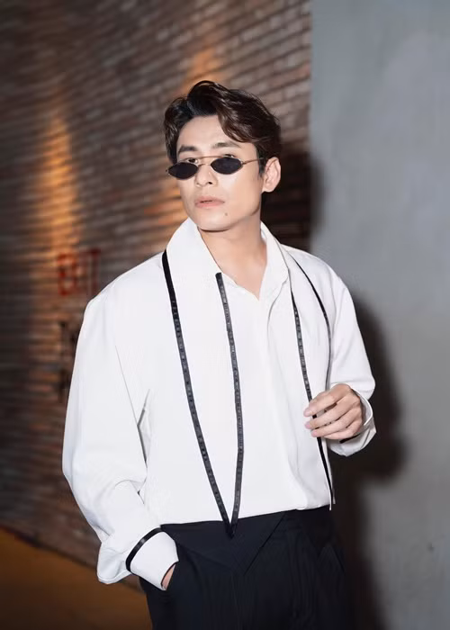 Sau ồn ào tình cảm năm 2018, để lấy lại danh tiếng, Kiều Minh Tuấn lao vào hoạt động nghệ thuật. Anh tham gia liên tiếp các phim như: “Hạnh phúc của mẹ”, “Anh trai yêu quái”, “Nắng 3”, “Tiệc trăng máu”, “Chìa khóa trăm tỷ”, “Nghề siêu dễ”. Nam diễn viên chỉ chia sẻ về sự nghiệp, hạn chế nhắc đến chuyện tình cảm. Ảnh: FBNV