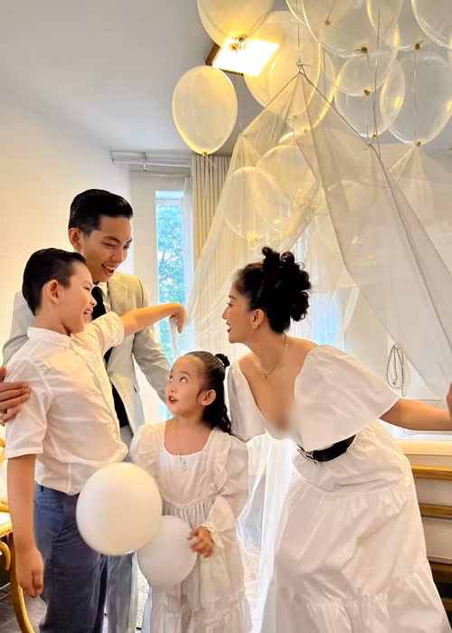 “Tôi dự định tổ chức đám cưới vào cuối tháng 10 – đầu tháng 11 nhưng tôi mới nhận nhận lịch thi đấu vào giữa tháng 11 nên sẽ cần dời lại lịch. Ý tưởng cầu hôn là do tôi nghĩ ra. Trước đám cưới, tôi mời thêm các bạn bè từ châu Âu về. Các bạn bảo tôi phải cầu hôn Khánh Thi thì họ mới về. Người châu Âu quan trọng việc cầu hôn hơn đám cưới”, Phan Hiển chia sẻ trên VOV.