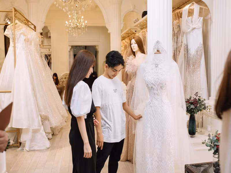 “Chọn váy nào đây mọi người”, chồng trẻ của Khánh Thi viết trên trang cá nhân.