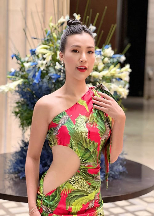 Sau tuyên bố ly hôn, nữ MC chăm chỉ chạy show hơn.