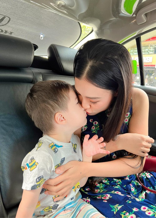 Hoàng Oanh khoe khoảnh khắc hạnh phúc khi có con trai và bố mẹ cùng đi làm.