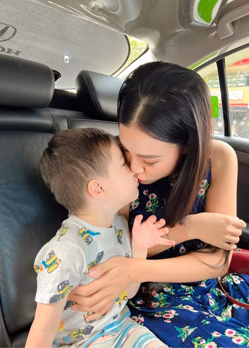 Hoàng Oanh khoe khoảnh khắc hạnh phúc khi có con trai và bố mẹ cùng đi làm.