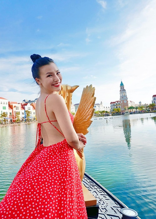 Hoàng Oanh luôn xuất hiện với vẻ ngoài rạng rỡ. Nhiều người khen nhan sắc của cô ngày càng thăng hạng.