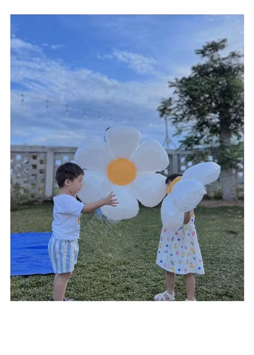 Khoảnh khắc cùng nhau chơi đùa của bé Max và bé Destiny thu hút sự quan tâm của người hâm mộ Nhã Phương, Hoàng Oanh.