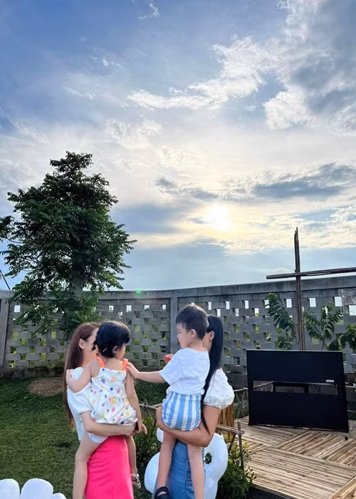 Sau một hồi ngại ngùng, bé Max - con gái Hoàng Oanh bắt đầu thân thiết với bé Destiny - con gái Nhã Phương.