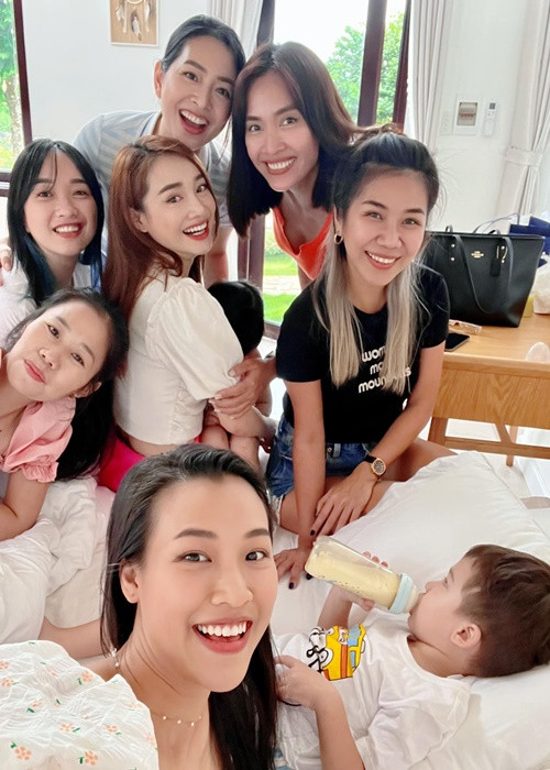 Hoàng Oanh hài hước nhận sui gia với Nhã Phương - Trường Giang. “Số lượng “mẹ vợ” đã tăng lên nhiều. Nhưng Max chỉ nhìn mỗi Destiny”, nữ MC viết.