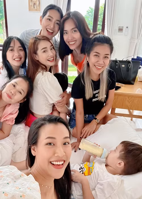 Hoàng Oanh hài hước nhận sui gia với Nhã Phương - Trường Giang. “Số lượng “mẹ vợ” đã tăng lên nhiều. Nhưng Max chỉ nhìn mỗi Destiny”, nữ MC viết.