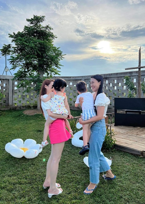 Con gái Nhã Phương gặp gỡ quý tử nhà MC Hoàng Oanh Con gai Nha Phuong gap go quy tu nha MC Hoang Oanh