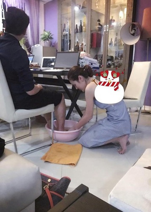 Cô từng quỳ gối, rửa chân cho chồng do anh bị bệnh gout, chân rất đau nhức nên phải ngâm thuốc.