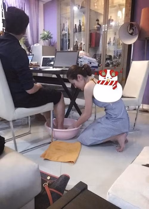 Cô từng quỳ gối, rửa chân cho chồng do anh bị bệnh gout, chân rất đau nhức nên phải ngâm thuốc.