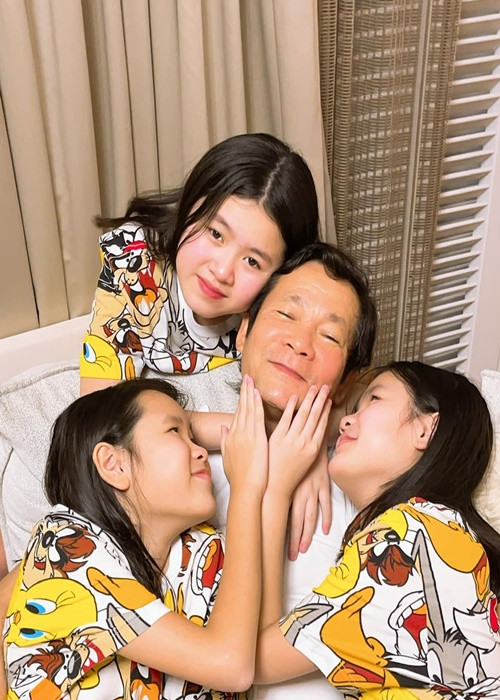 Phương Lê từng chia sẻ trên Thanh niên, ông xã là chủ tịch một tập đoàn lớn nhưng về nhà anh vẫn cắt móng tay, tắm con, dạy con học, chiều chuộng con.