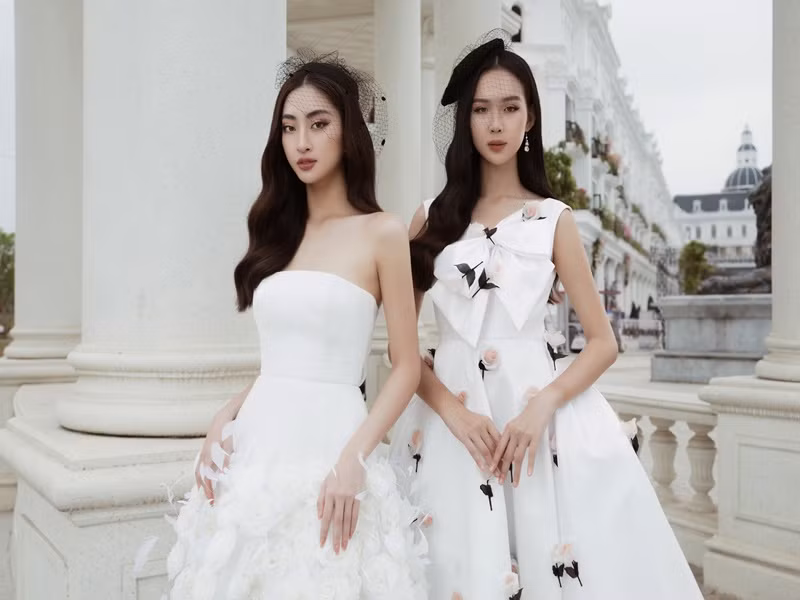 Hai người đẹp tự tin thể hiện phong thái đầy sang trọng của mình.