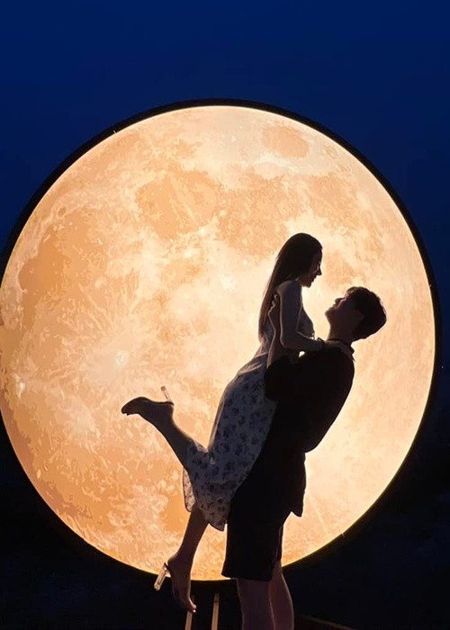 “Vợ, thế team này chụp ảnh cưới ưng không?", "Vợ, vest anh mặc dáng gì nhỉ?", “Vợ, tổ chức ở chỗ hôm mình đi cưới anh Công Lý với Hà được chứ?”, Huỳnh Anh hỏi bạn gái.