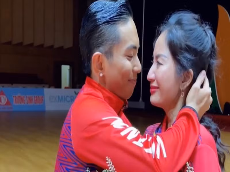 Chiều 15/5, Phan Hiển cùng bạn nhảy Đặng Thu Hương thi SEA Games 31. Cả hai giành huy chương vàng tại 3 nội dung: Paso doble, Jive và 5 điệu la tinh. Trước thành tích này, Khánh Thi bật khóc. Ảnh: Tiền Phong