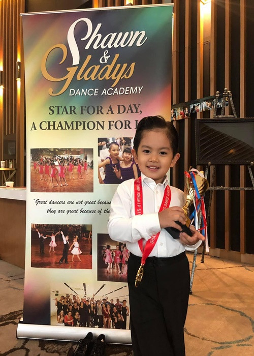 Con trai của Phan Hiển thừa hưởng năng khiếu khiêu vũ thể thao. Ảnh: FBNV