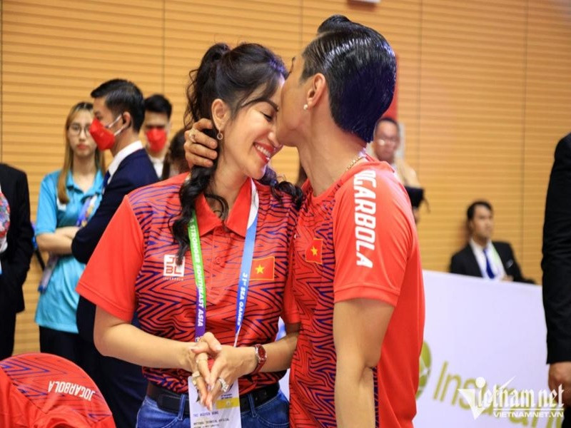 Phan Hiển - Khánh Thi tình tứ ở SEA Games 31. Ảnh: Vietnamnet