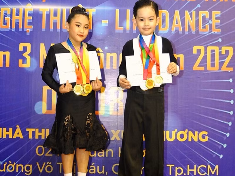 Gần đây, Khánh Thi khoe con trai Kubi giành 8 huy chương vàng một cuộc thi khiêu vũ thể thao tại TP HCM. Ảnh: FBNV