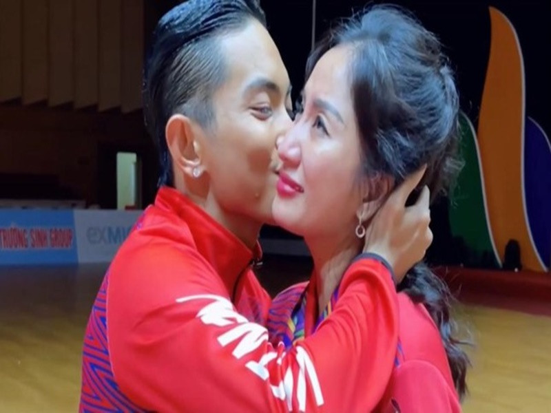 Khánh Thi cho biết, cô rơi nước mắt vì xúc động. Trước đó, với vai trò huấn luyện viên, Khánh Thi dẫn dắt ông xã Phan Hiển và Thu Hương đi tập huấn trong 2 tháng tại châu Âu. Ảnh: Tiền Phong