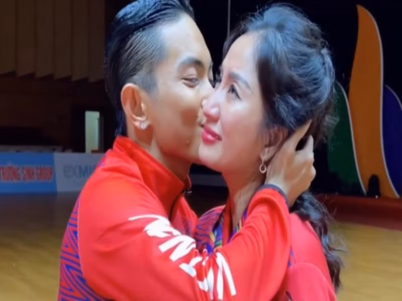 Khánh Thi cho biết, cô rơi nước mắt vì xúc động. Trước đó, với vai trò huấn luyện viên, Khánh Thi dẫn dắt ông xã Phan Hiển và Thu Hương đi tập huấn trong 2 tháng tại châu Âu. Ảnh: Tiền Phong