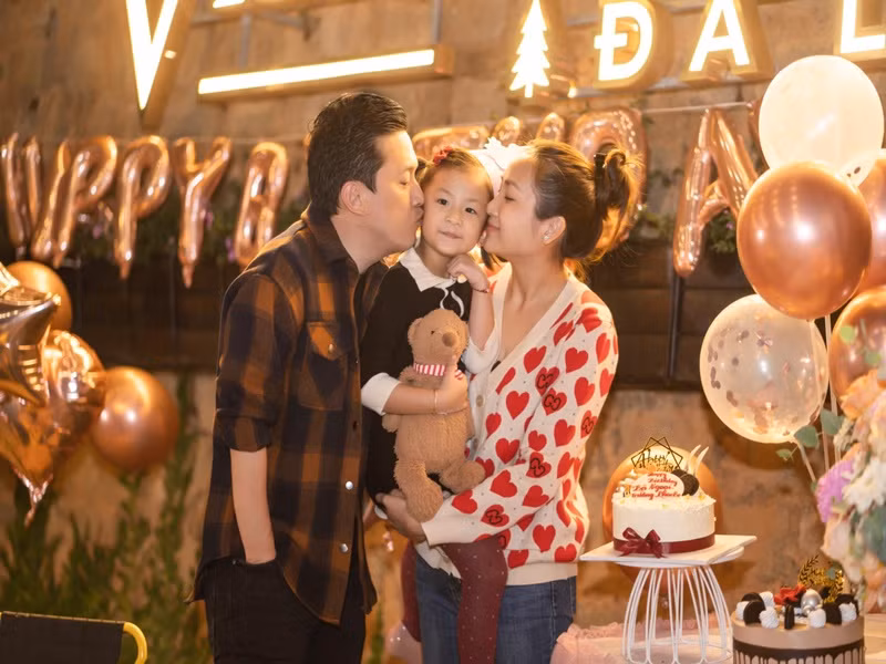 Con gái của Lam Trường - Yến Phương tên Phoebe, năm nay 5 tuổi, xinh xắn, đáng yêu.