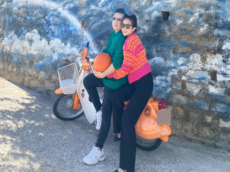 Bà xã của Lam Trường cho hay: "Ngoài xã hội, anh Trường là ca sĩ nổi tiếng nhưng về nhà anh thương yêu vợ con, trân trọng gia đình".