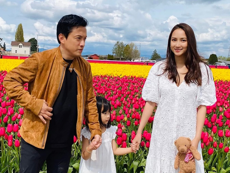 Lam Trường mới đây chia sẻ về con gái nhỏ: "Có 1 cái đuôi bé xíu suốt ngày đeo ba, làm ba không còn thời gian riêng cho mình luôn, nhưng được cái là cái đuôi này ngọt ngào, đáng yêu và làm ba cười suốt ngày".