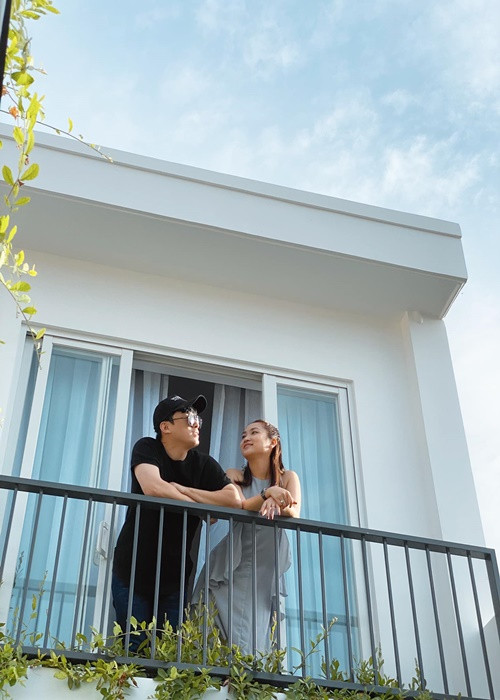 Tháng 11/2021, do chụp ảnh thân thiết với fan nữ, Lam Trường vướng tin đồn hôn nhân không êm ấm.